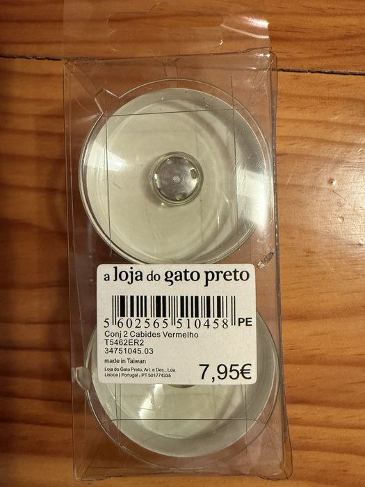 Conjunto dois cabides vermelhos da Loja do Gato Preto