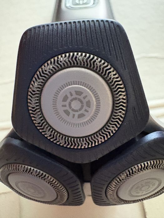 Продам эл.бритву Philips 7000series