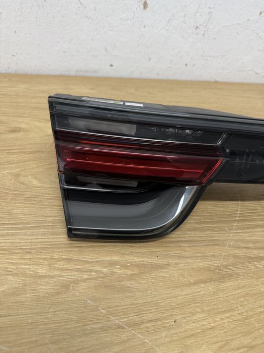 Lampa klapy lewy tyl Porsche Panamera 971 ciemna, Europa