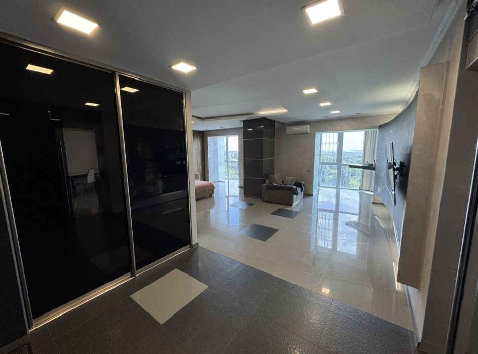 Дворівнева квартира 230 кв.м. Одна на поверху. Панорама парку Софіївка