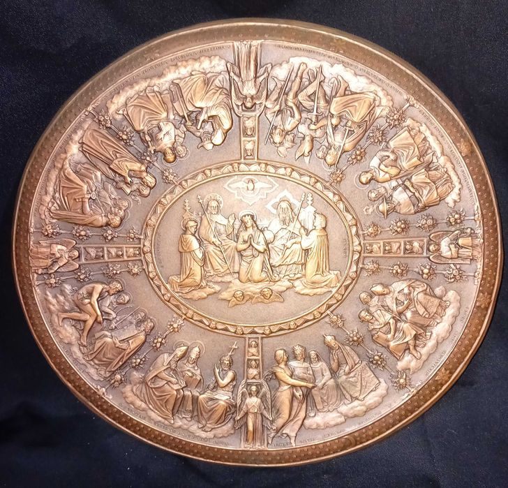 Medalhão em metal com decoração relevada, motivo religioso