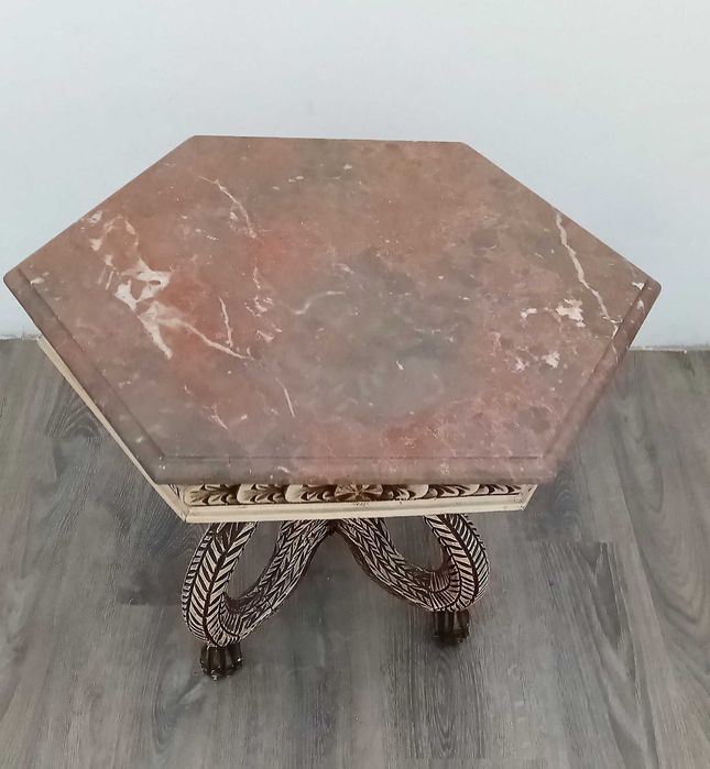 Mesa de centro com tampo em mármore e talha de madeira