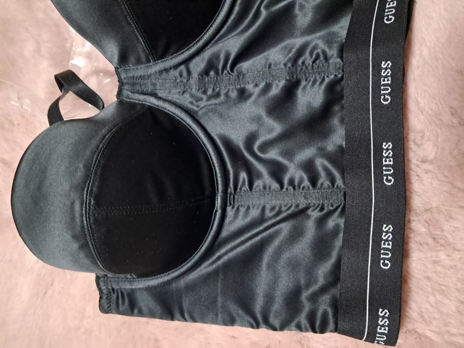 Guess biustonosz crop top z logo 32 B 70 czarny satynowy z napisem