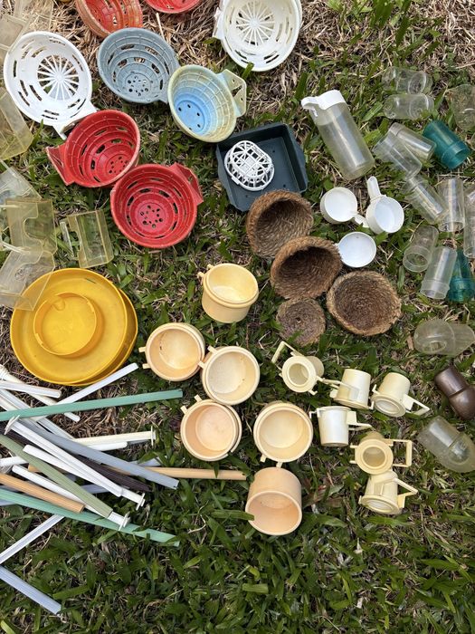 Comedouros, ninhos, poleiros e bebedouros