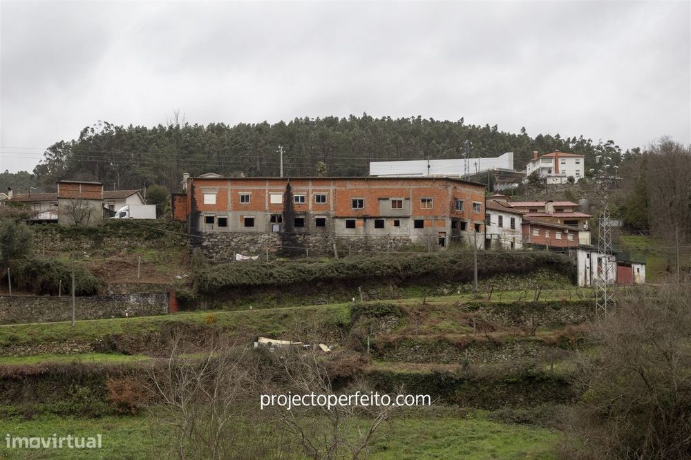Armazém  Venda em Macieira de Cambra,Vale de Cambra