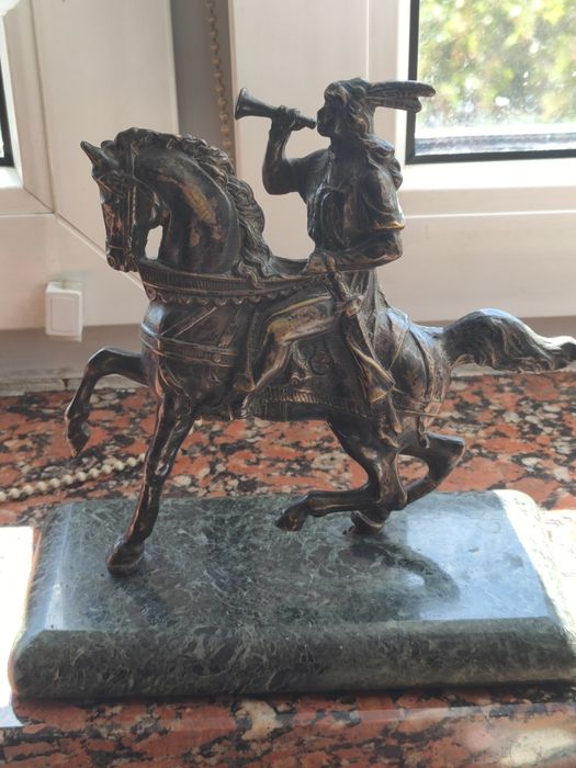 STATUETKA Jeździec na koniu.