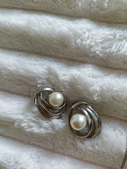 Kolczyki z perełkami.