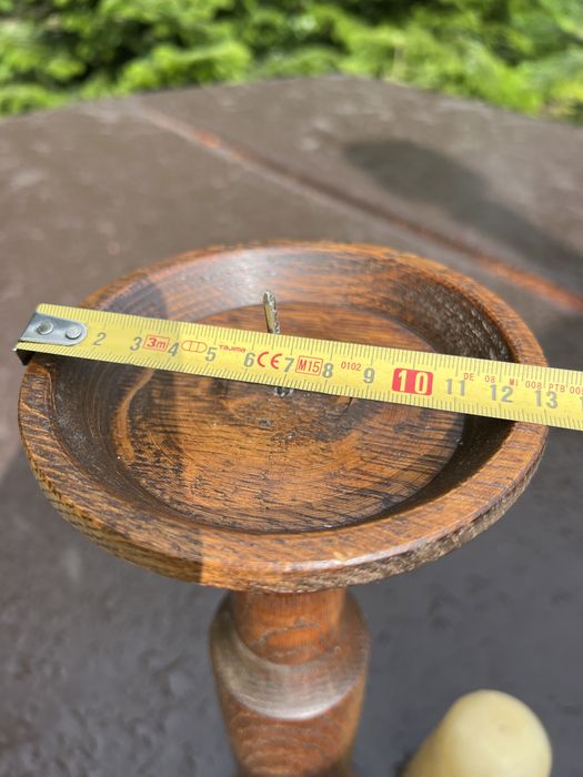 Stary dębowy toczony świecznik ze świecą kandelabr