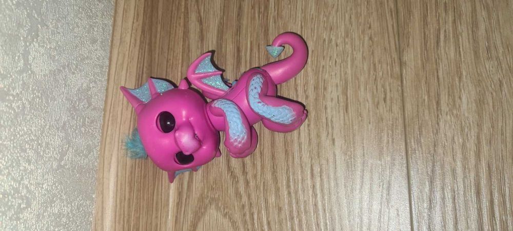 Рожевий інтерактивний дракончик від Fingerlings