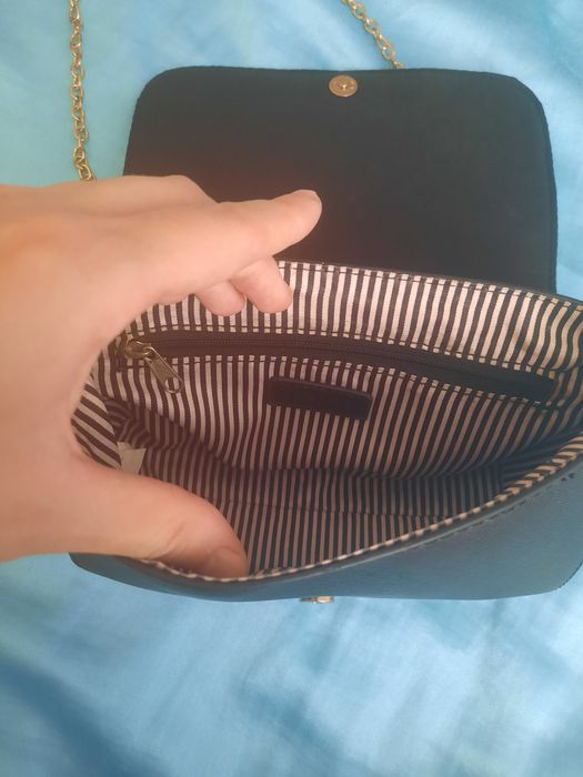 Czarna torebka na łańcuszku sinsay