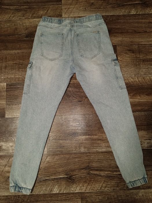 Мужские голубые джинсы