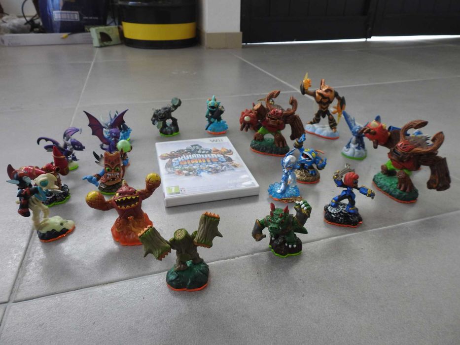 Wii jogo Skylanders Giant com figuras e base