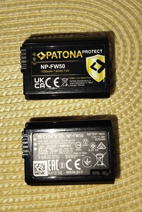 Bateria NP-FW50 Sony Original,  e uma Patona, e  o carregador  Sony .