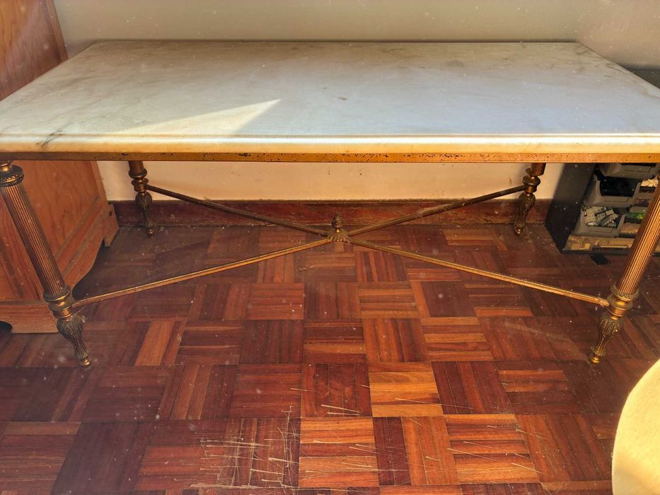 Mesa de Centro Clássica com Tampo em Mármore e Estrutura em Bronze