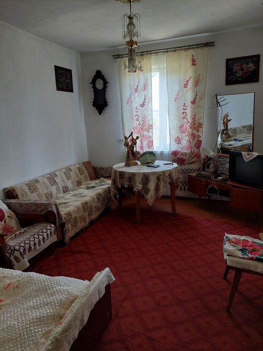 Продається половина будинку не далеко аід центру міста.