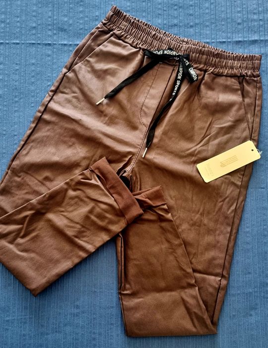 Calças, castanho chocolate, com bastante elastano. L