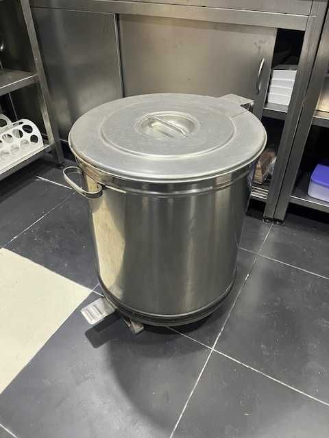 Oportunidade !!! Balde do lixo em Inox  com pedal