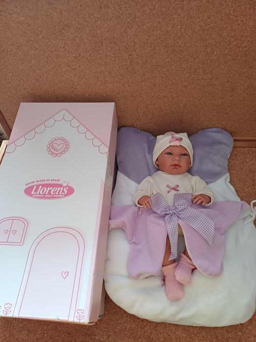 Boneca bebé com roupas, alcofa e caixa 
Como nova