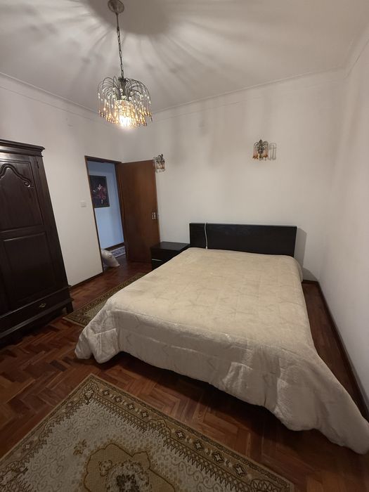 Alugo casa T2 bem localizada