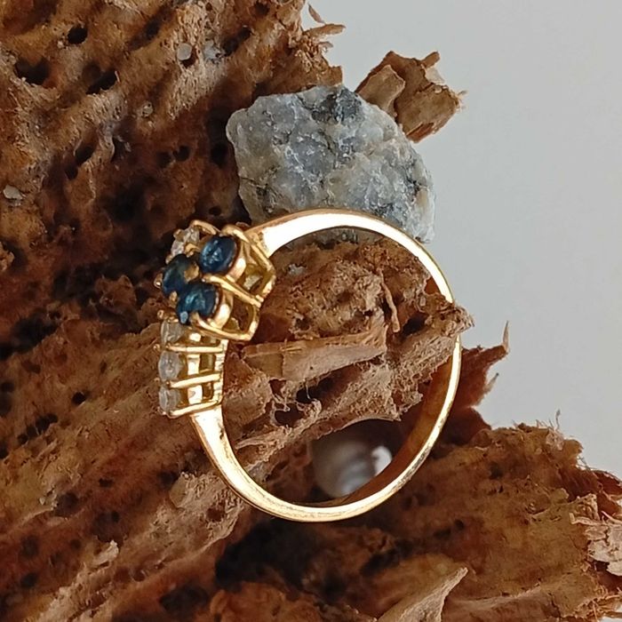 Anel em Ouro 19.2 Kt com 3 Safiras e 4 Diamantes