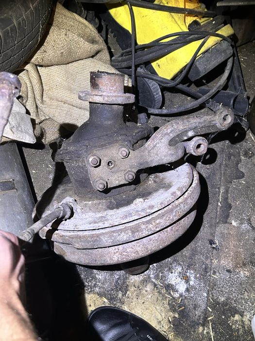 Поворотний кулак ГАЗ-69 ступиця шкворень ричаг