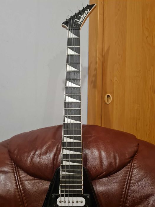 Jackson King V JS32T Black (Zebra Pickups version)
