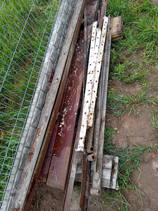 Sprzedam  bednarkę w ocynku ceownik, kątownik, zawiasy, cegła