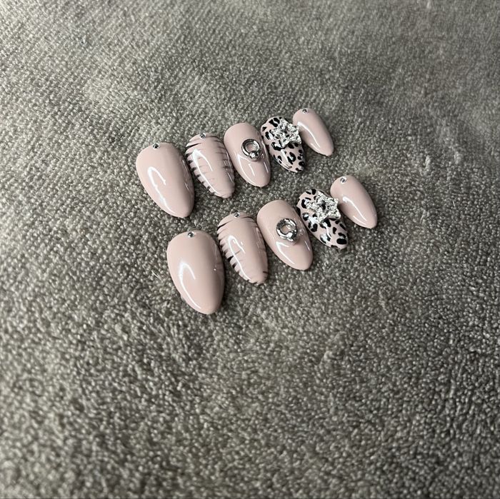 Press on nails beżowe z panterką i kolczykami