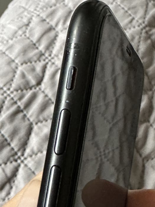 Iphone XR 64 gb used 76% + 3 phone cases + screen protector