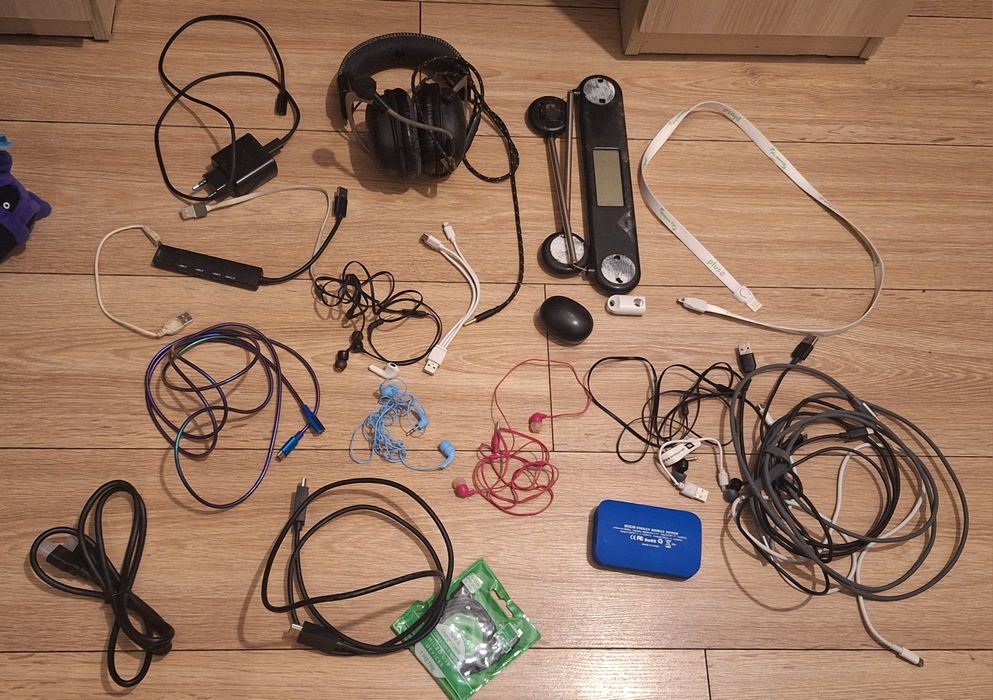 Stara elektronika słuchawki powerbank