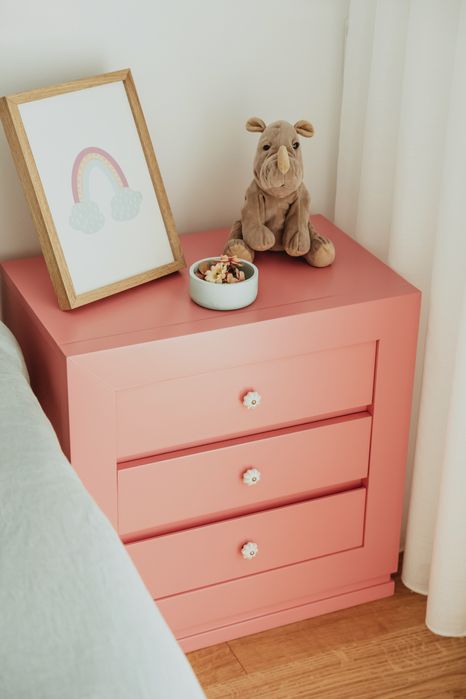 Mesa cabeceira cor de rosa