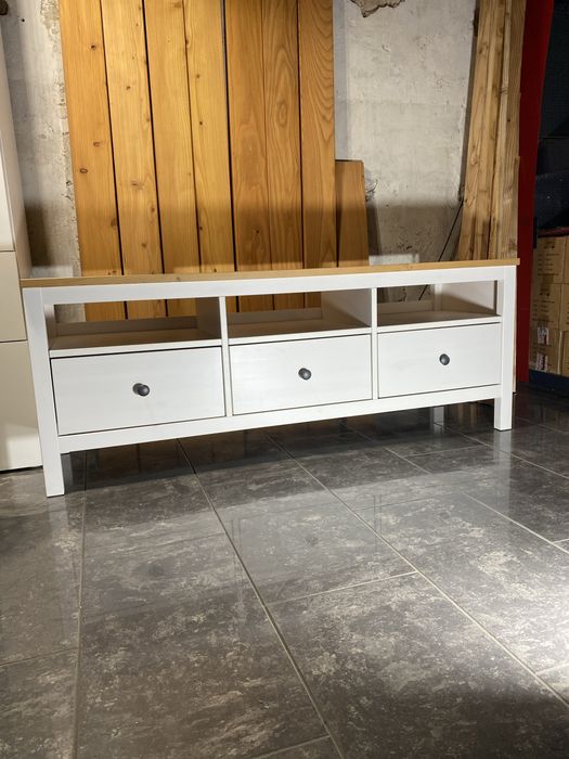 IKEA HEMNES szafka pod TV, 148 × 47 × 57 cm, w wariancie biała bejca / jasnobrązowy.