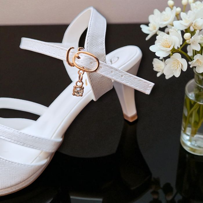 Nowe białe sandały damskie na obcasie z błyszczącą poświatą wygodne bu