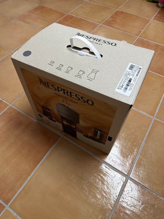 Nespresso Vertuo Next (nova em caixa)
