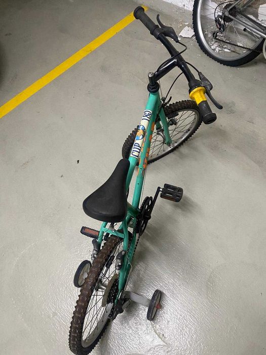 Vendo bicicleta de criança com rodas de suporte lateral