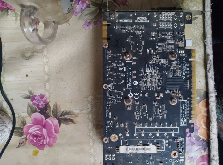 Комплект:материнская плата,оперативная память,видеокарта.