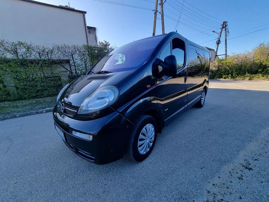 Opel Vivaro Niski przebieg wersja Tour klima 8miejsc pierwszy właściciel w Polsce