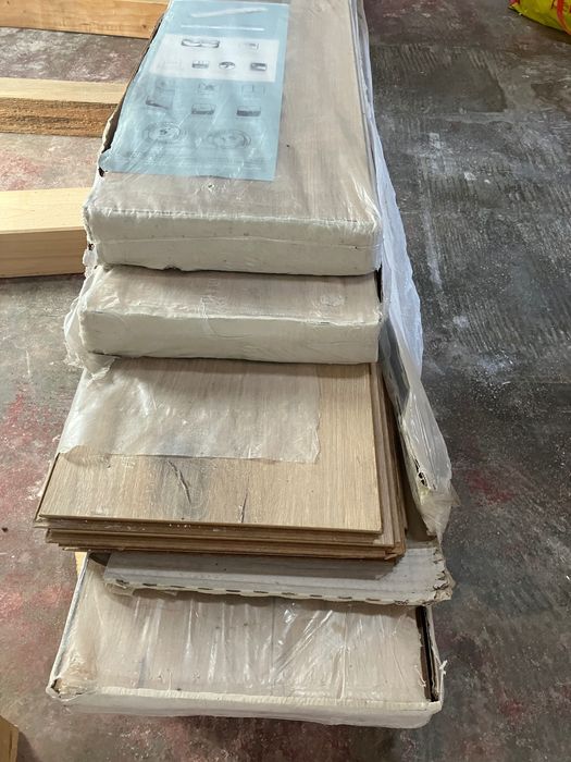 Parquet flutuante 4 caixas & rodapés. Quarto de 10m2