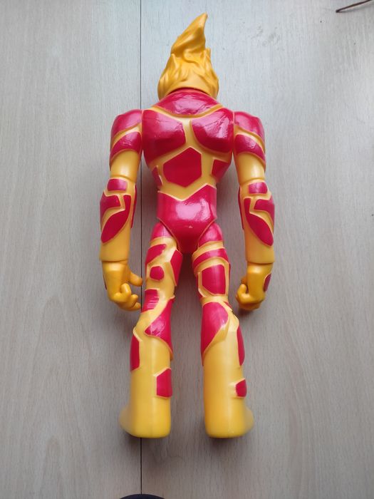 Boneco Ben 10 30 cm