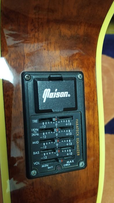 Guitarra Maison em excelente estado de conservação.