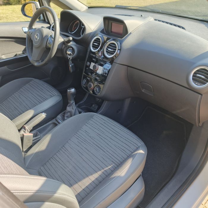 Opel Corsa D  1.4 16v Benzyna