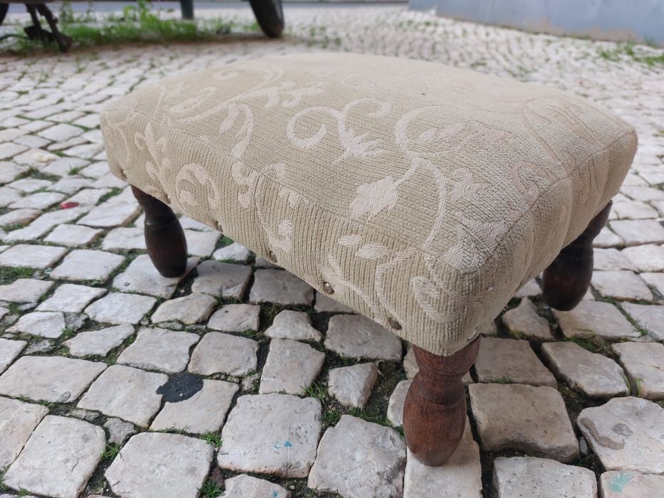 Antiga banqueta em tecido 

O design, incluindo as pernas de mad