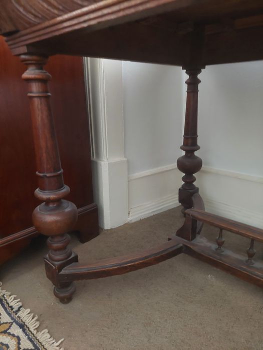 Linda mesa muito antiga e trabalhada maciça