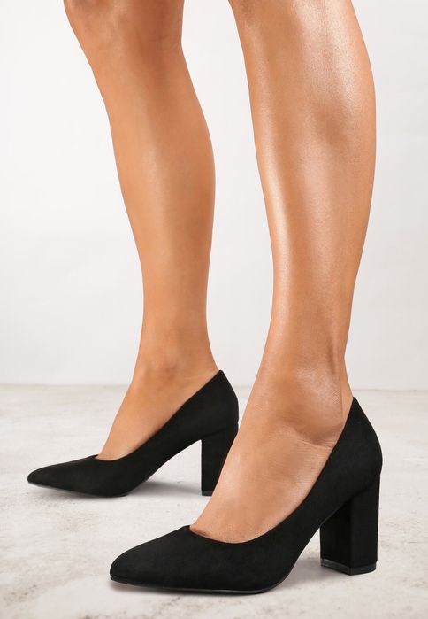 Czarne czółenka na słupku 39