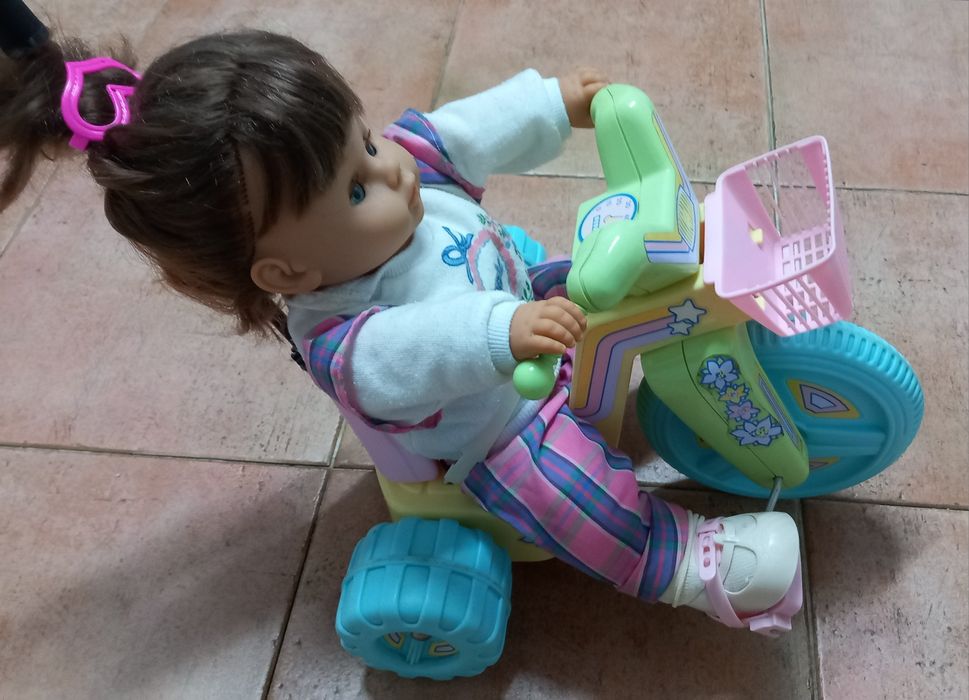 TRICICLO COM BONECA para criança brincar na rua,casa,quintal,jardim.