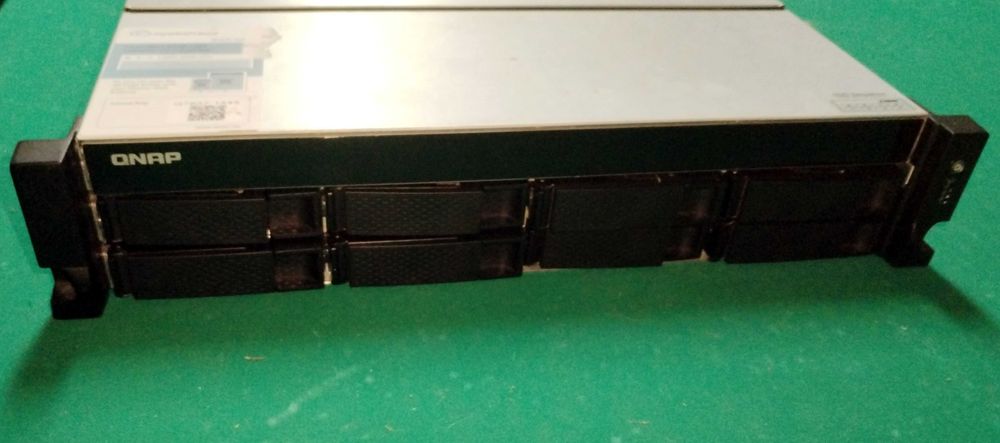 NAS QNAP TS-853U-RP de 8 baías SATA 3.5"