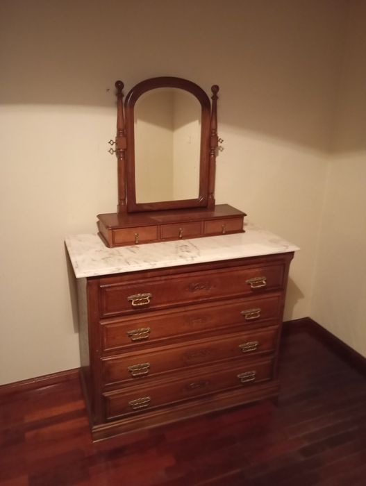 Conjunto cómoda cama e guarda fatos