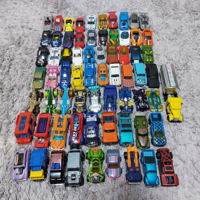 Samochody HOT WHEELS 68 sztuk