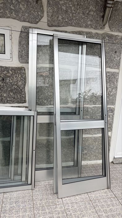 3 portas 7 janelas 2 portas de sacada tudo com aros