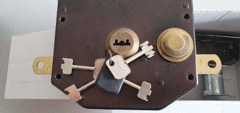 Fechadura, com 4 chaves